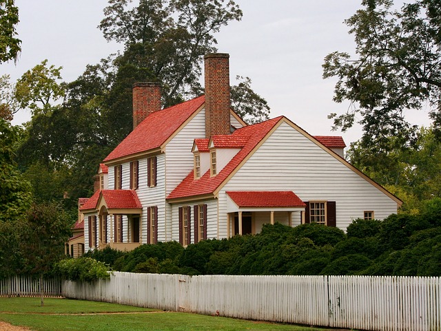 bílý dům, červená střecha, vysoké komíny