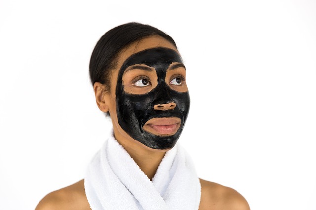 černá maska na obličeji